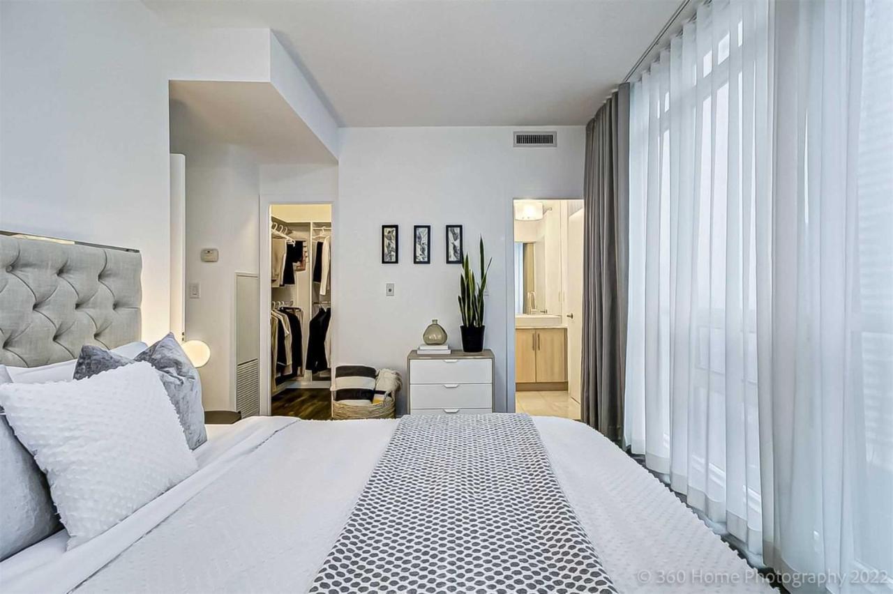 Prime Location - Stunning 2-Bdrm Condo Toronto Bagian luar foto