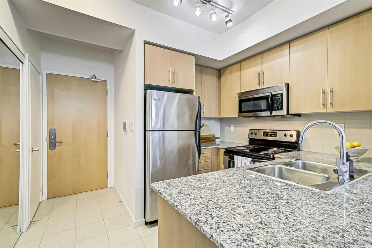 Prime Location - Stunning 2-Bdrm Condo Toronto Bagian luar foto
