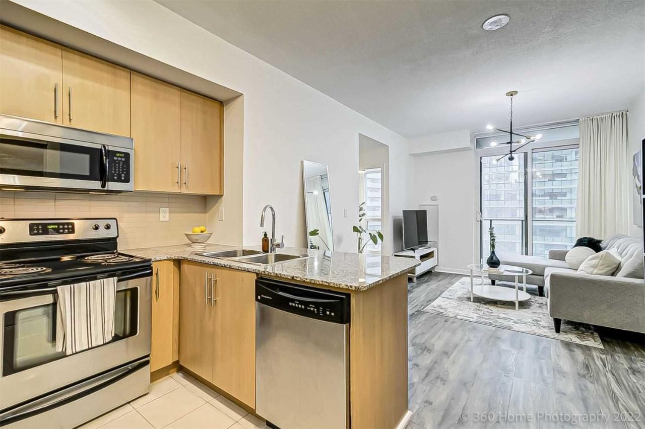 Prime Location - Stunning 2-Bdrm Condo Toronto Bagian luar foto