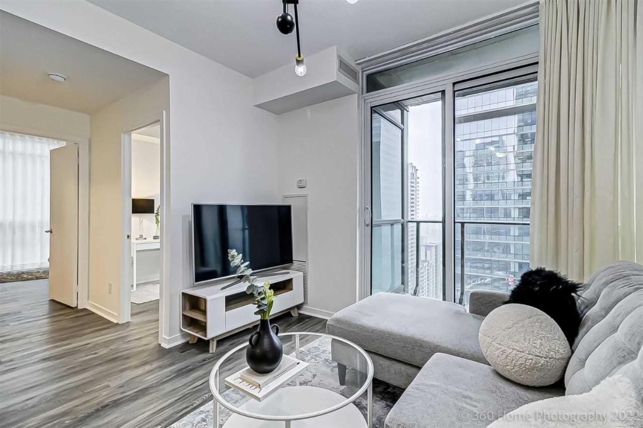 Prime Location - Stunning 2-Bdrm Condo Toronto Bagian luar foto