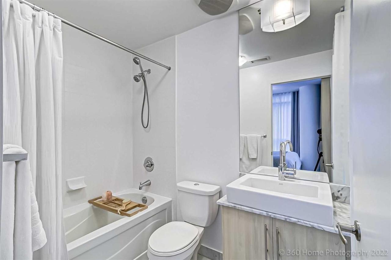 Prime Location - Stunning 2-Bdrm Condo Toronto Bagian luar foto