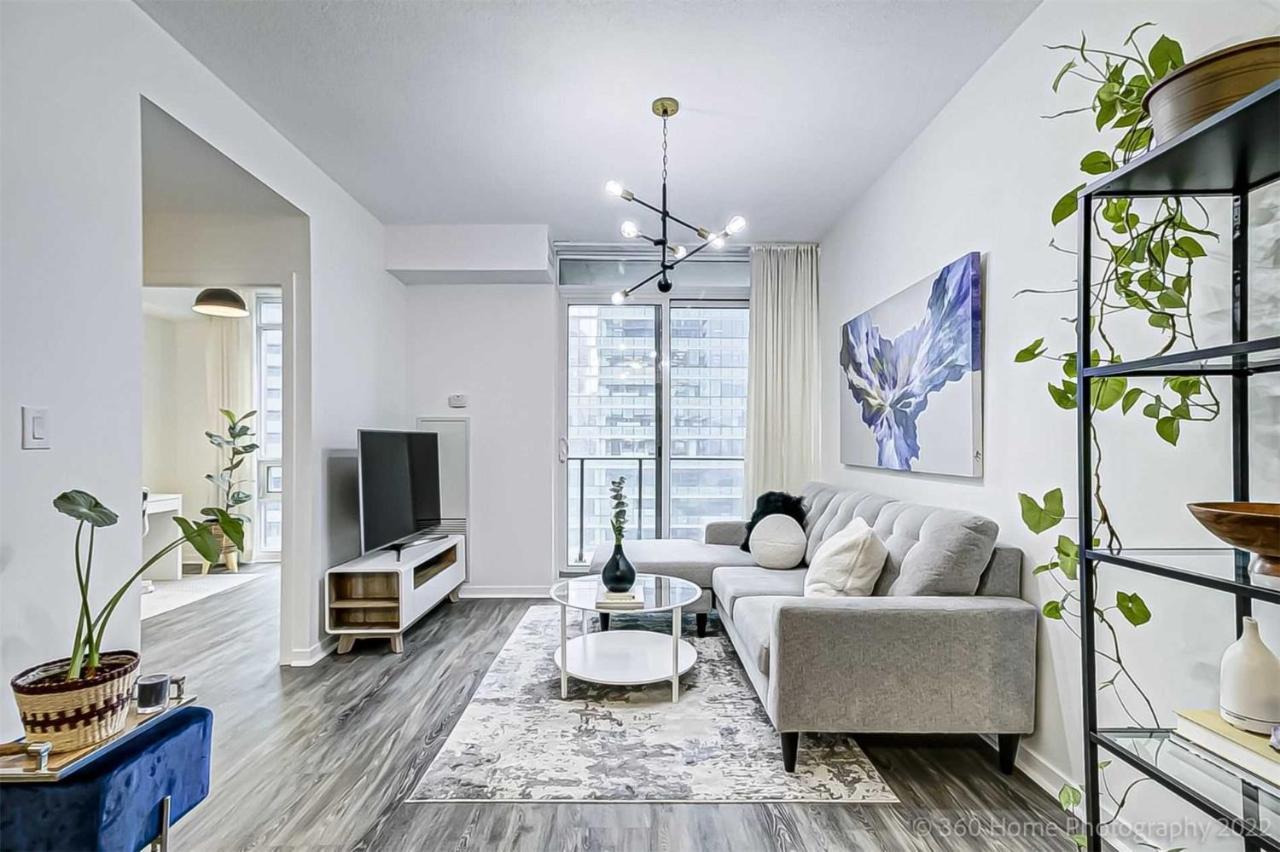 Prime Location - Stunning 2-Bdrm Condo Toronto Bagian luar foto