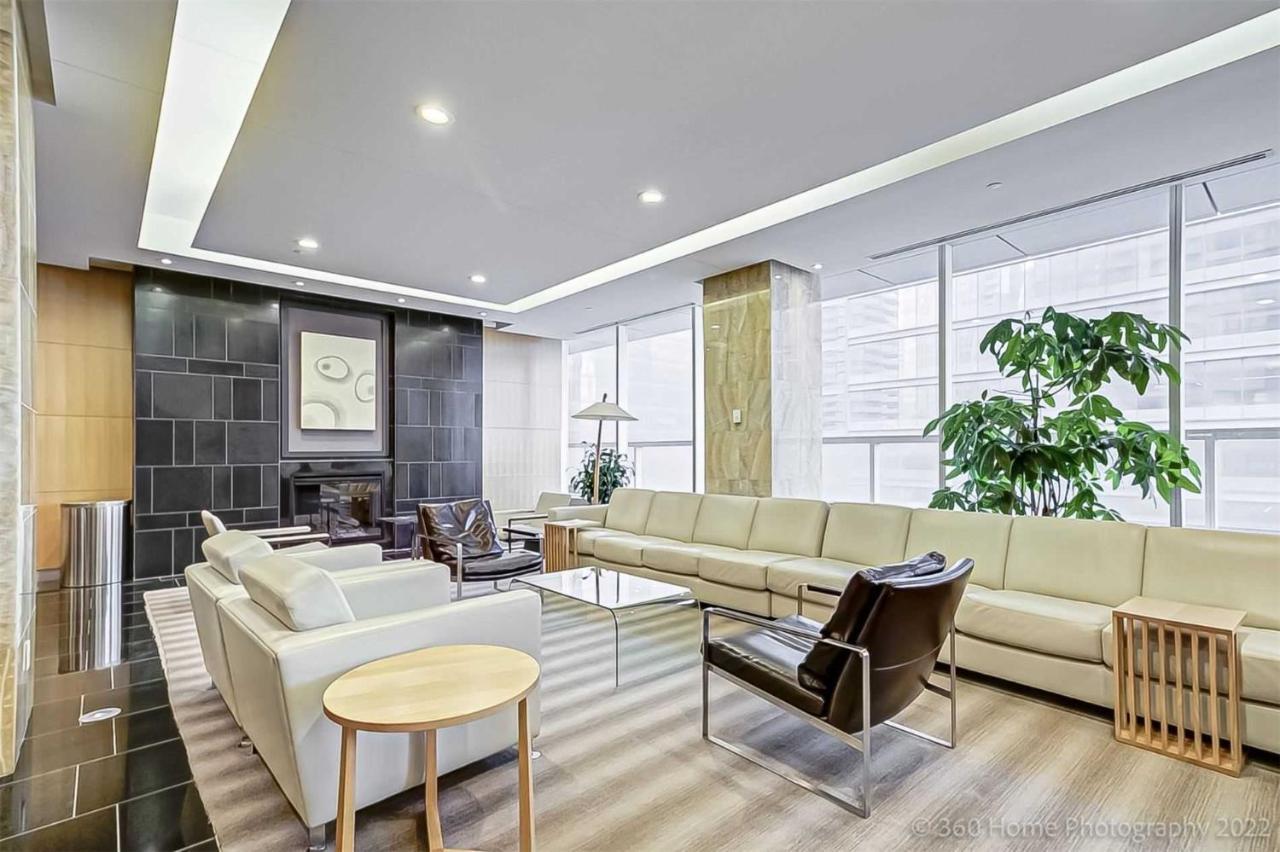 Prime Location - Stunning 2-Bdrm Condo Toronto Bagian luar foto